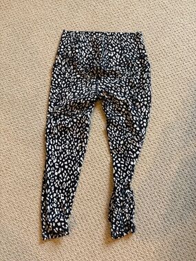 Athleta women’s M Black and White Leopard Print Leggings NWOT